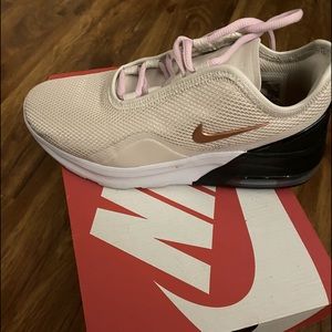 Nike Air Max Motion 2